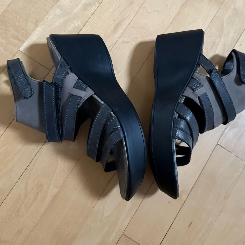 Naot Prestigehed Black/Gray Road Leather Wedge Sandal 40 NWOB